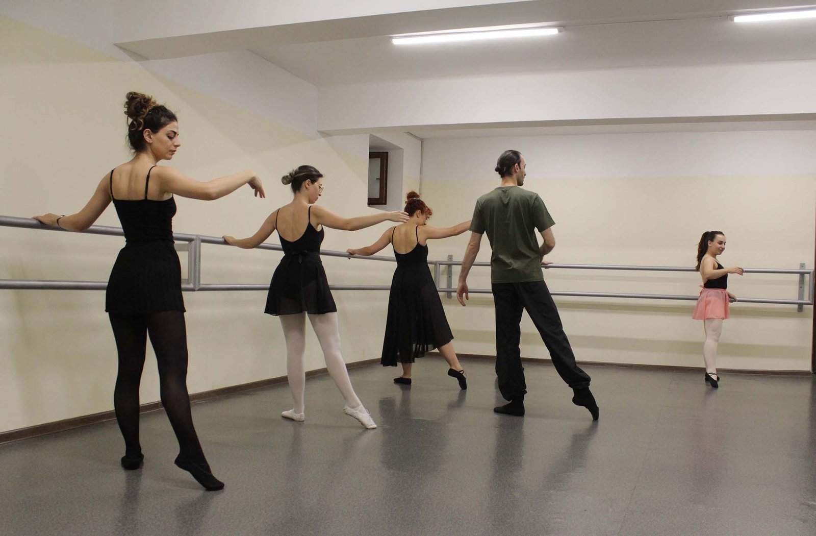 Ահարոն Պետրոսյան, Roots Classic Dance Studio, Պարահունչ