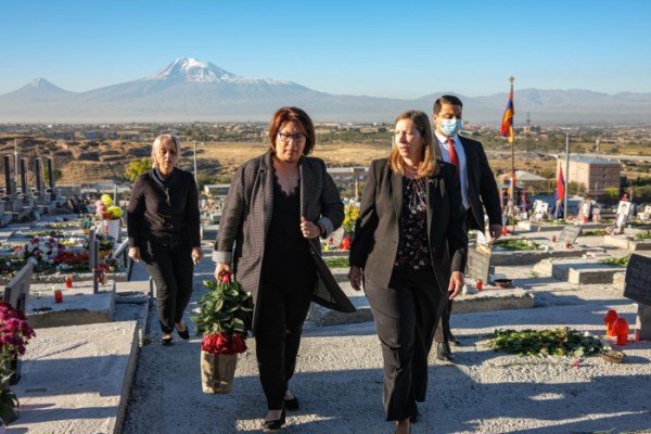 ԱՄՆ դեսպան Լին Թրեյսին այցելել է Եռաբլուր
