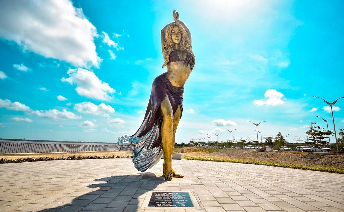 Իր իսկ հարազատ քաղաքում տեղադրվել է Շակիրայի արձանը