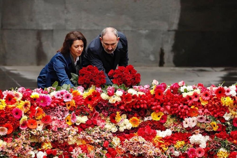 Լուսանկարներ. Փաշինյանն ու Աննա Հակոբյանը հարգանքի տուրք մատուցեցին ցեղասպանության զոհերի հիշատակին