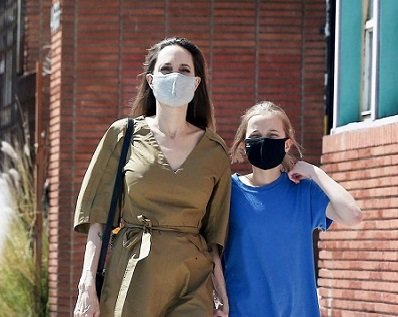 Անջելինա Ջոլի, կարանտին, ամառ, բամբակե զգեստ, դիմակ․․․