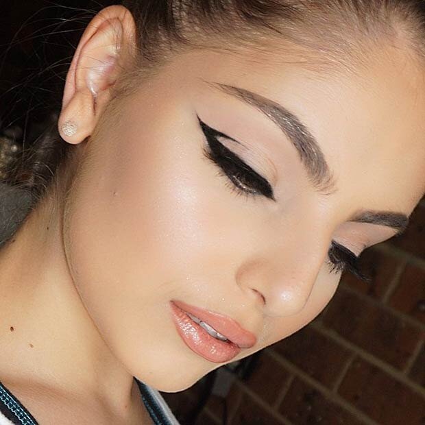 Ինչպես աչքերին գծել նորաձև «սլաքներ», eyeliner