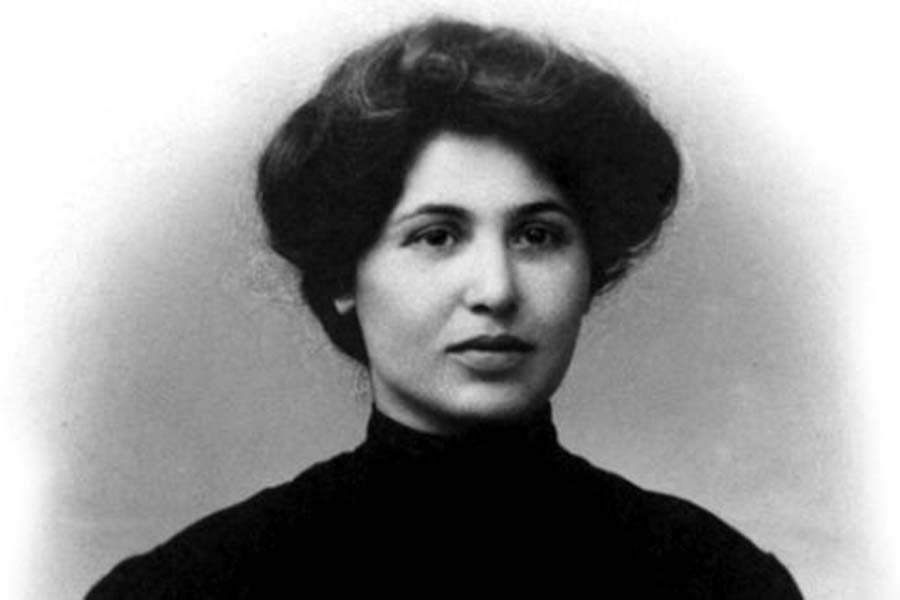 Զապել Եսայան, արձակագիր, բանաստեղծ, ուսուցիչ