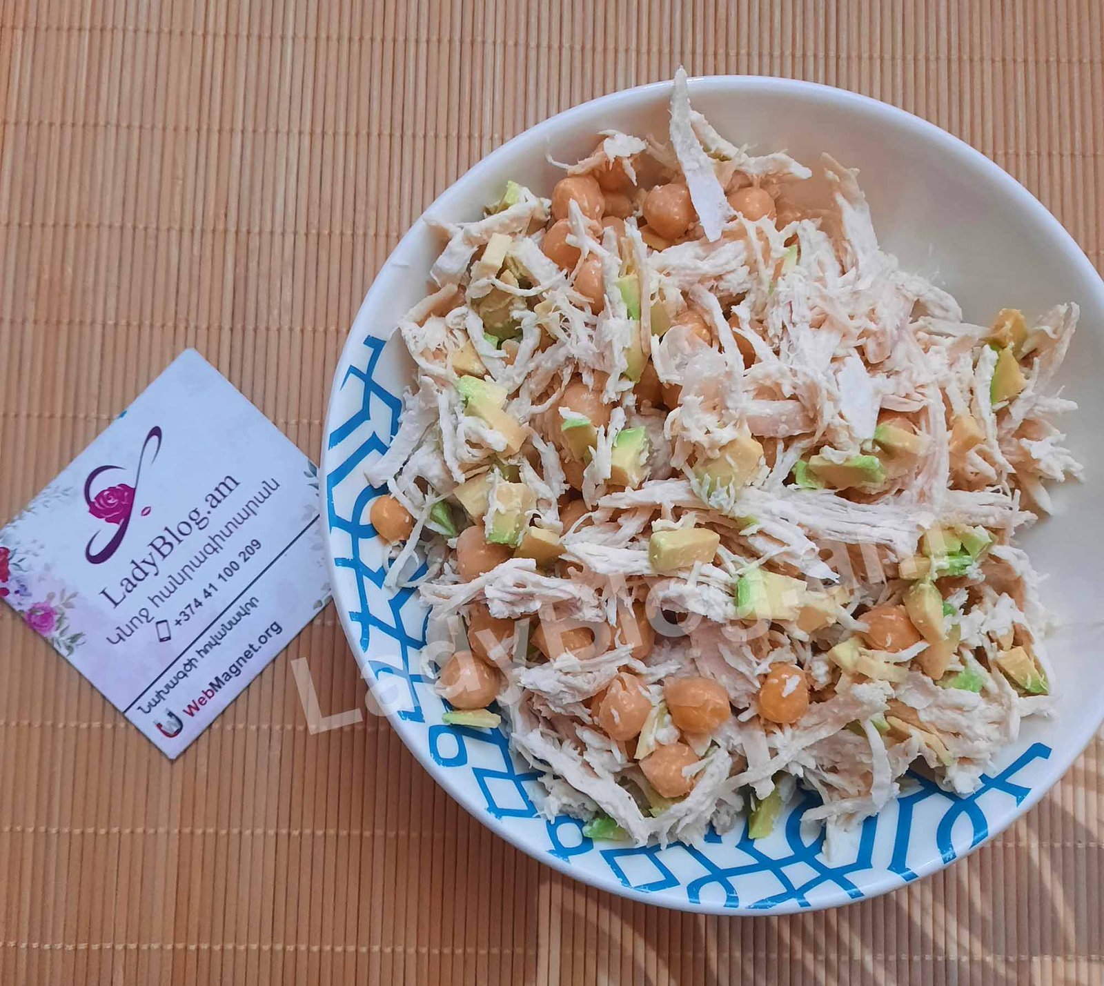 Աղցան հավով, սիսեռով, ավոկադոյով