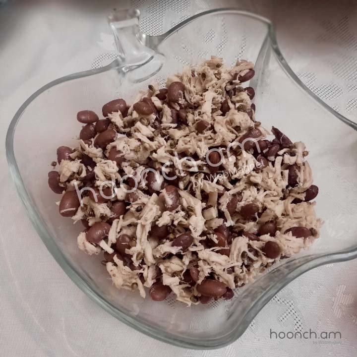 Կարկիր լոբիով և հավի կրծքամսով աղցան